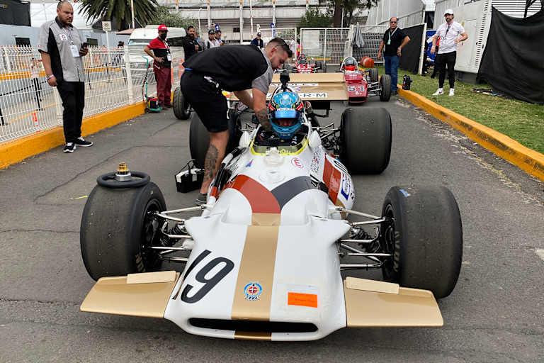 Martin Brundle mit dem Helm von George Russell im BRM von Pedro Rodríguez
