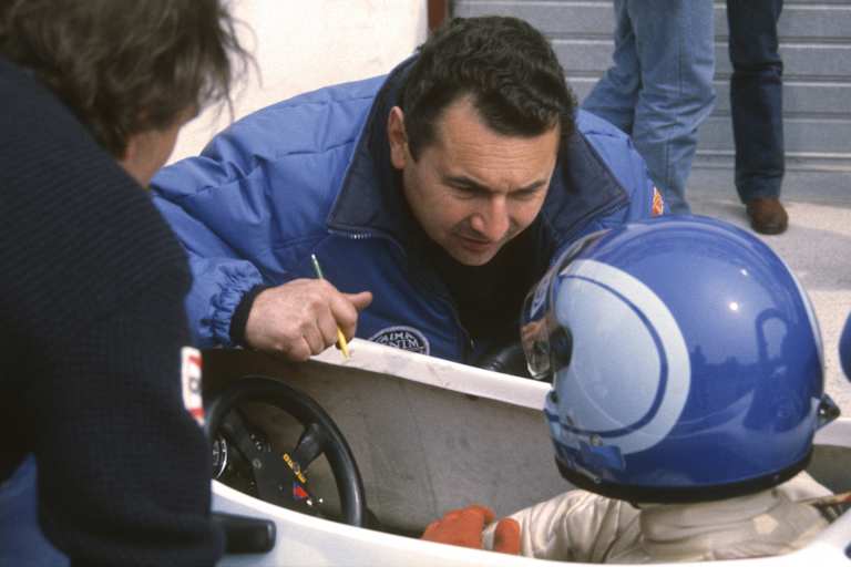 Teamchef Enzo Osella am Wagen von Paletti