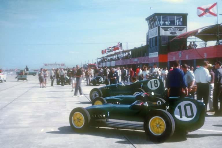 Im Vordergrund: Der Lotus von Innes Ireland in Sebring 1959