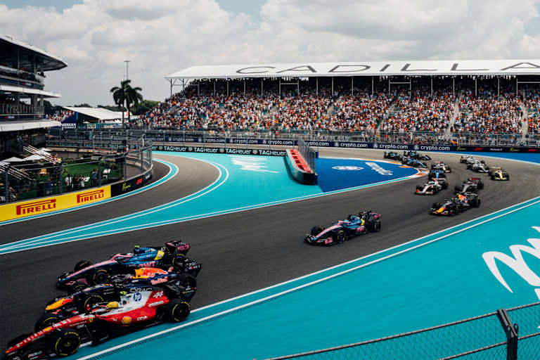 Lewis Hamilton (vorne) gegen Verstappen und Colapinto