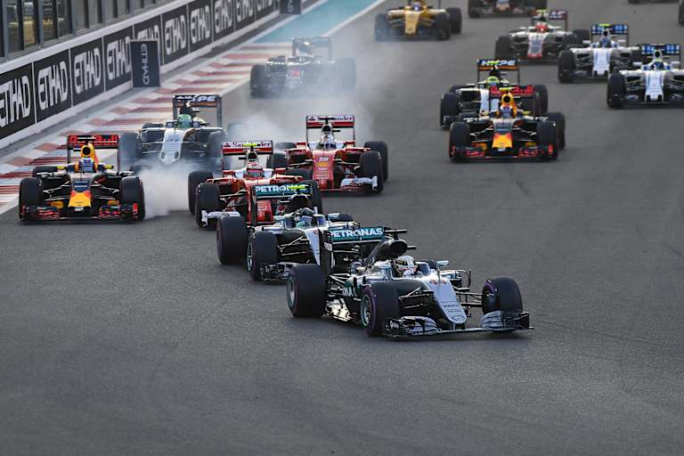 Abu Dhabi 2016: Hamilton vor Rosberg, links mit rauchendem Rad Verstappen