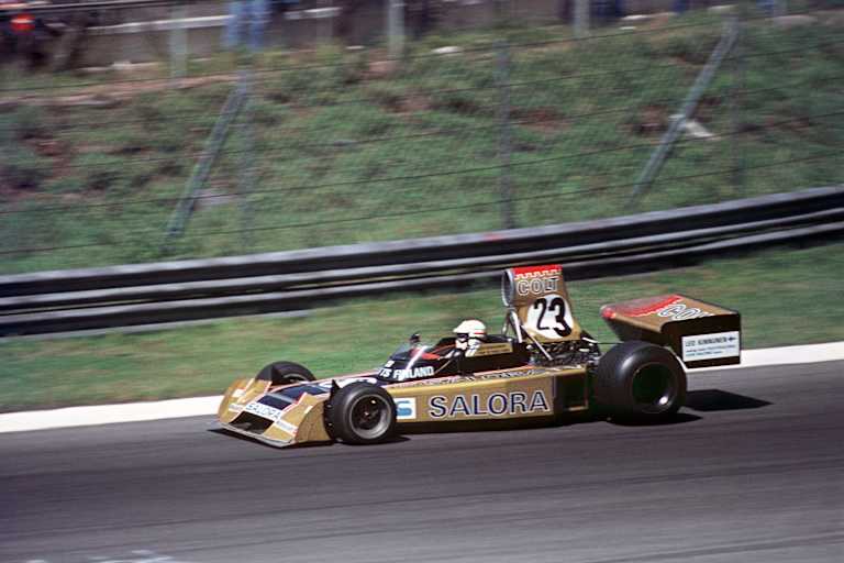 Leo Kinnunen mit seinem Surtees in Monza 1974 – mit offenem Sturzhelm