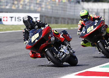 Andrea Iannone vor Eric Granado