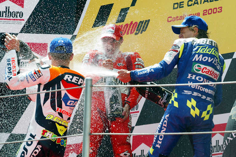 MotoGP Barcelona 2003: Rossi und Gibernau feiern Sieger Capirossi