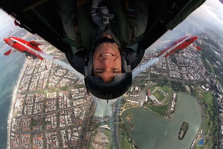 Mark Webber 2002 auf Höhenflug