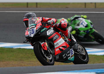 Philipp Öttl vor Domi Aegerter