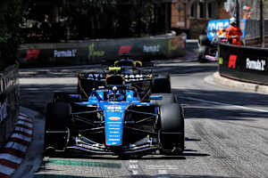 Carlos Sainz vor Nico Hulkenberg