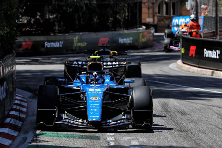 Carlos Sainz vor Nico Hulkenberg