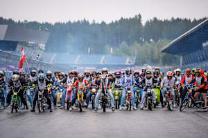 Die MotoGP-Asse mit den 50-ccm-Fans an der Startlinie