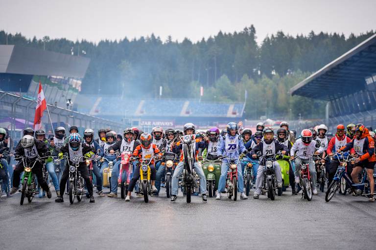 Die MotoGP-Asse mit den 50-ccm-Fans an der Startlinie