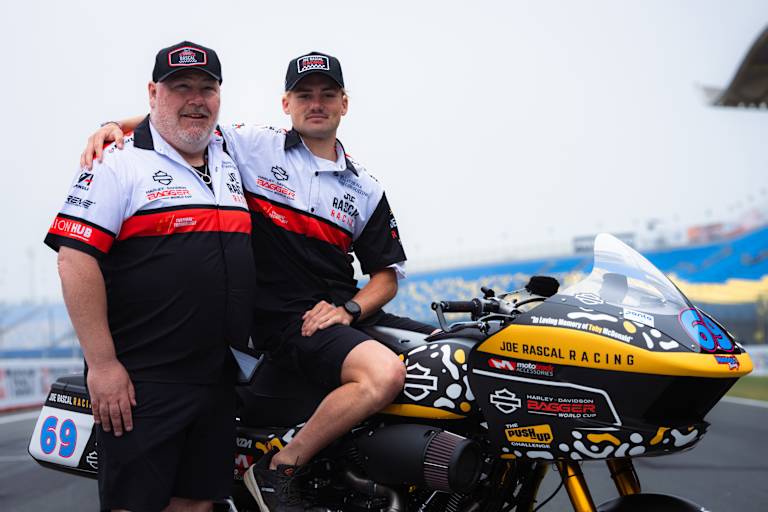 Archie McDonald mit Joe-Rascal-Teammanager James Tonna