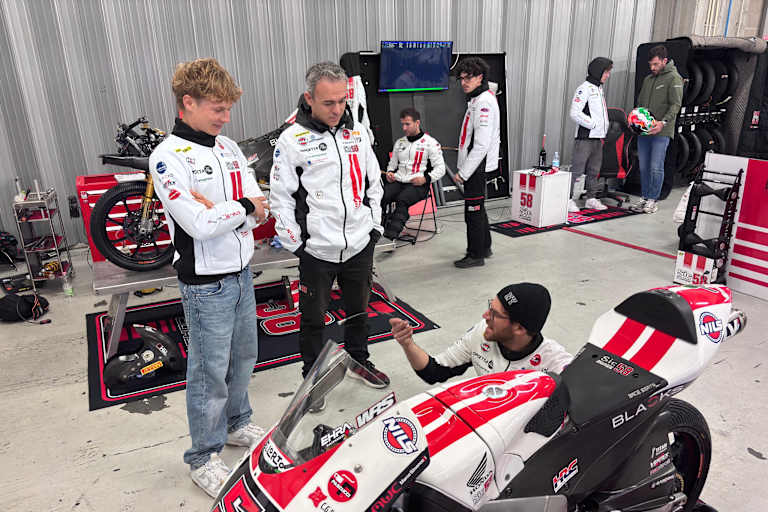 Leo Rammerstorfer in der Sic58-Box in Portimao