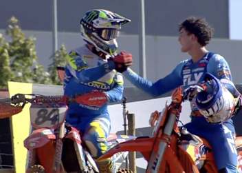 Jeffrey Herlings gratuliert Lucas Coenen in Agueda zu seinem Laufsieg