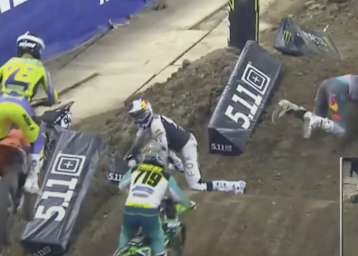 Ken Roczen kann sich vor der folgenden Fahrermeute in Sicherheit bringen