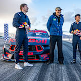 Max Verstappen (links) vor dem Ford Mustang Supercar