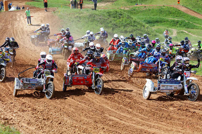 Holeshot für Peter-Zimmermann: Dahinter Wijers/Hoffmann, Hengster/Blume