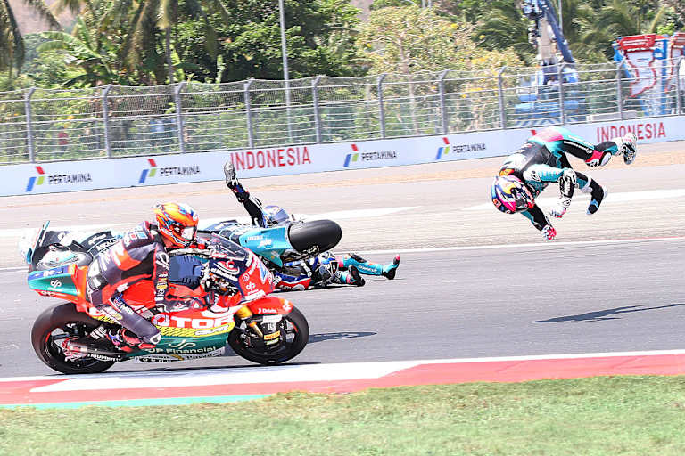 Nach dem heftigen Crash mit Alonso wurde das Rennen neugestartet