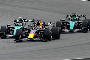 Max Verstappen im Kampf mit Antonelli (links) und Russell