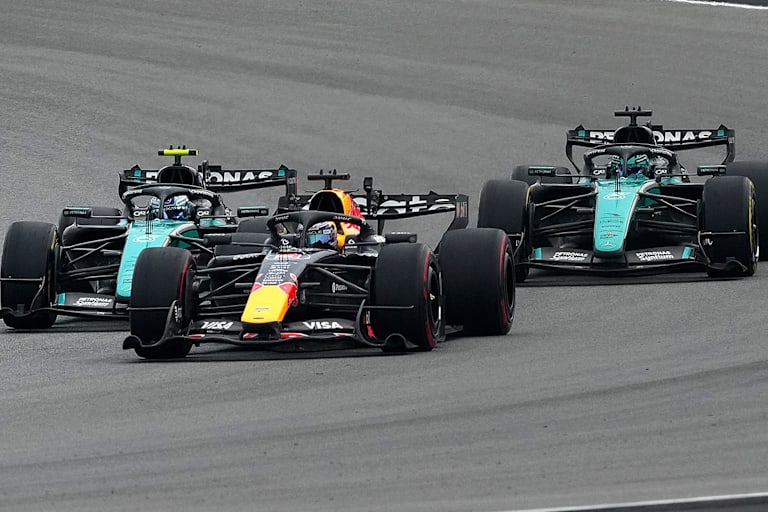 Max Verstappen im Kampf mit Antonelli (links) und Russell