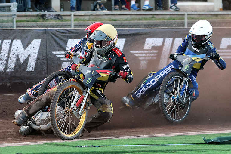 Norick Blödorn vor Robert lambert und Nazar Parnitskyi