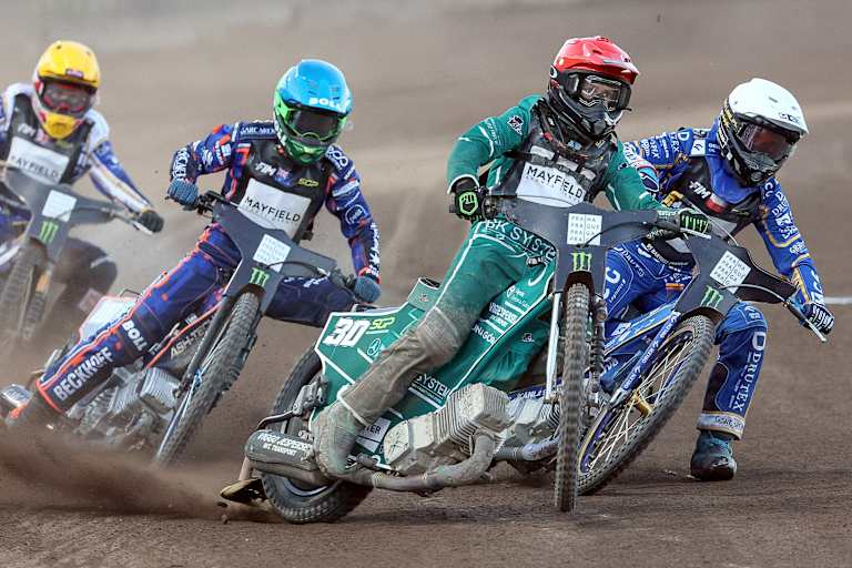 Leon Madsen (Rot) vor Bartosz Zmarzlik (Weiß) und Brady Kurtz (Blau)