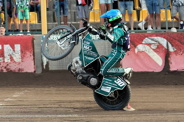 Leon Madsen feierte seinen Sieg mit mehreren Wheelies