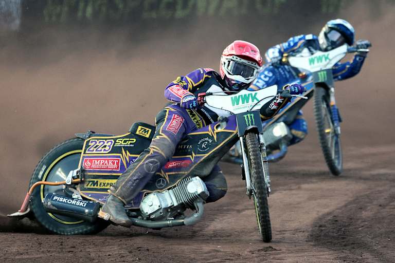 Kacper Woryna vor Bartosz Zmarzlik