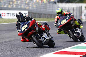 Andrea Iannone vor Eric Granado
