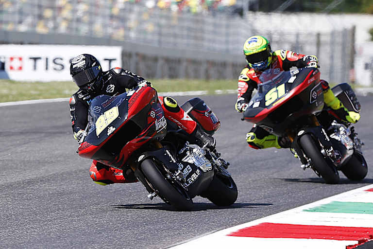 Andrea Iannone vor Eric Granado