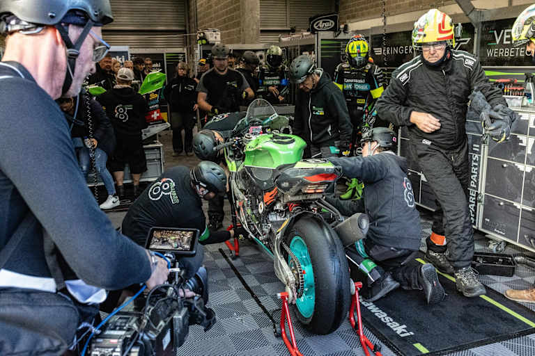 Starke Mannschaftsleistung: Die Kawasaki war schnell wieder startklar