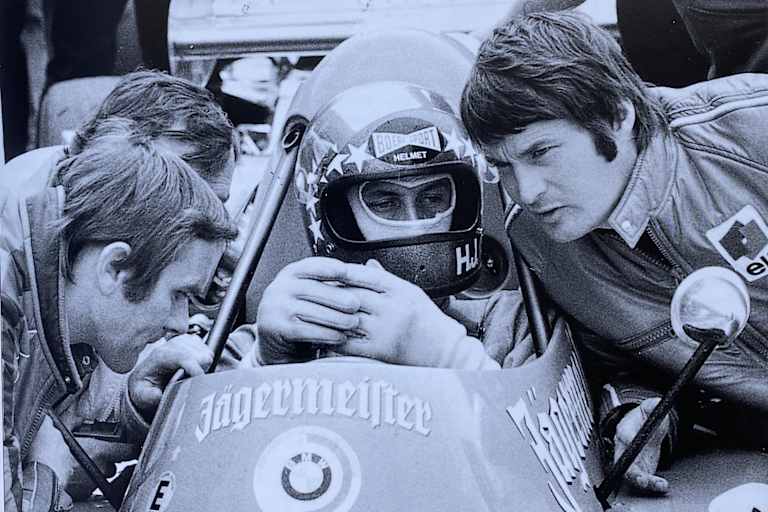 Jochen Neerpasch, Paul Rosche und Robin Herd zusammen mit «Strietzel» Stuck