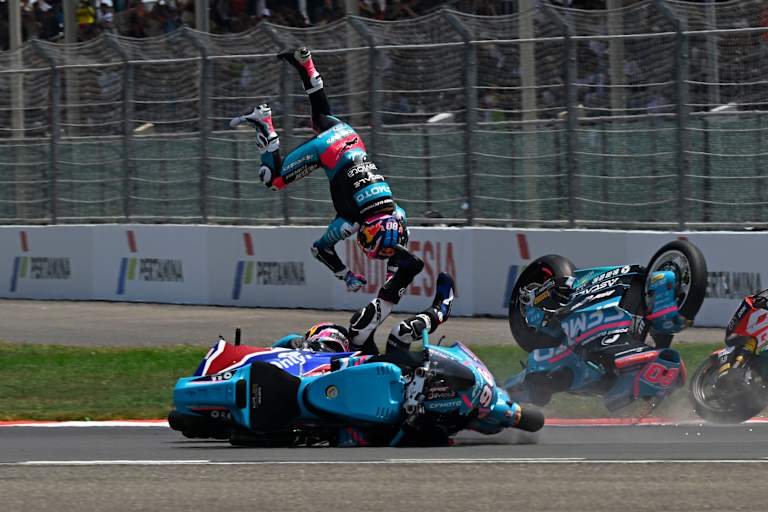 Holgado entschuldigte sich nach dem Crash bei Teamkollege Alonso