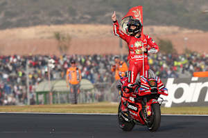 Pecco Bagnaia und seine Desmosedici in Valencia 2023