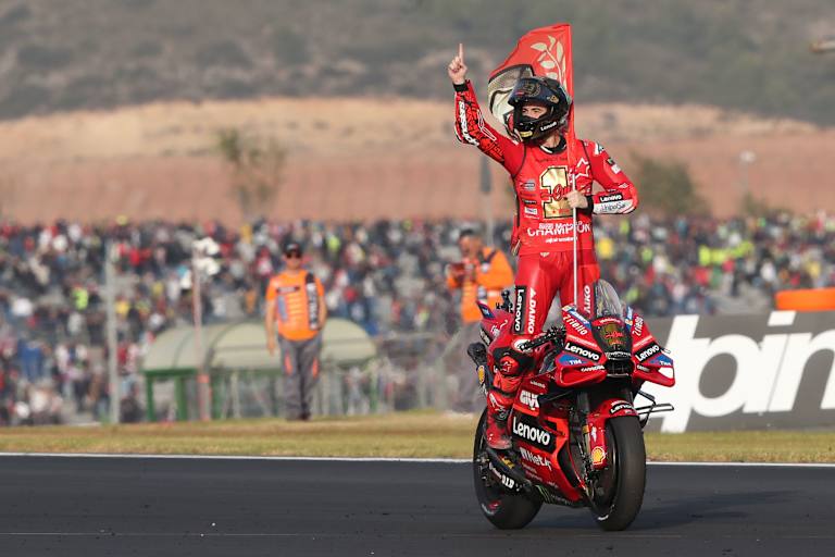 Pecco Bagnaia und seine Desmosedici in Valencia 2023