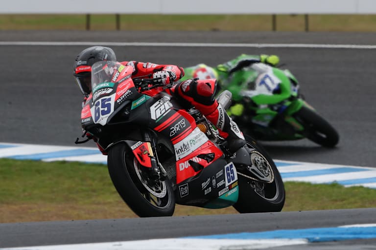 Philipp Öttl vor Domi Aegerter