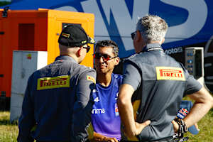 Toprak Razgatlioglu (Mitte) mit den PR-Leuten von Pirelli