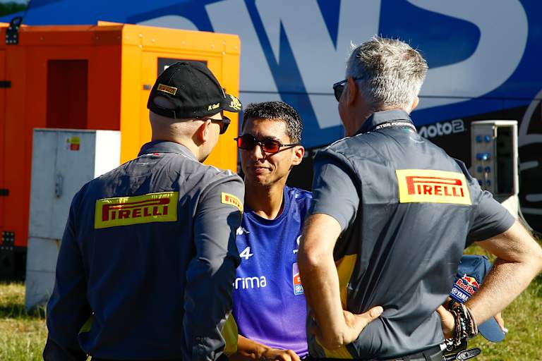 Toprak Razgatlioglu (Mitte) mit den PR-Leuten von Pirelli