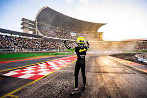 DTM-Champion Thomas Preining jubelt nach dem Titelgewinn