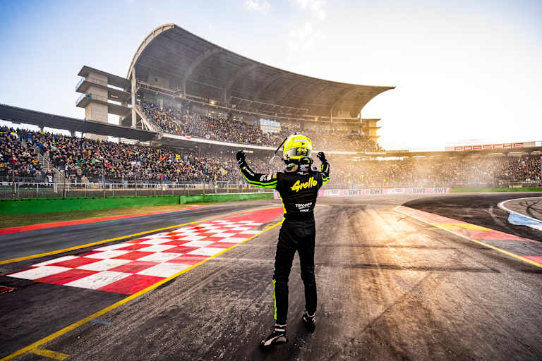 DTM-Champion Thomas Preining jubelt nach dem Titelgewinn