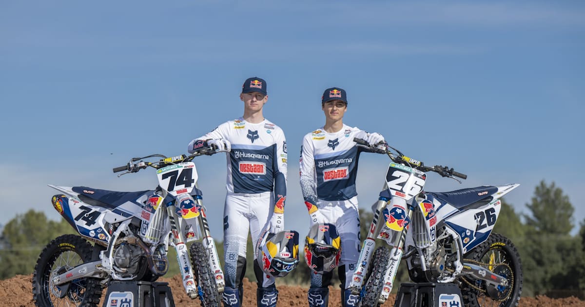 Motorsport-Direktor-Pit-Beirer-ber-Kay-de-Wolf-und-Liam-Everts-Husqvarna-