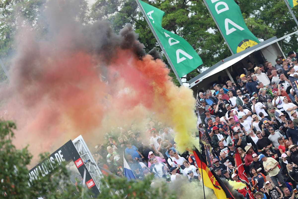 Fans im Talkessel