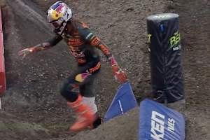 Aaron Plessinger bringt sich nach seinem Crash in Sicherheit