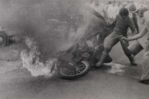 Kurz vor dem Start brannte ein Motorrad, wurde gelöscht und startete