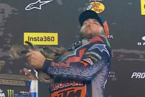 Eli Tomac schlug sich auf dem Podium in Daytona einen Zahn aus