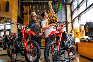 Hunter Lawrence bekommt seine Les Paul Gitarre im Spezial-Design überreicht