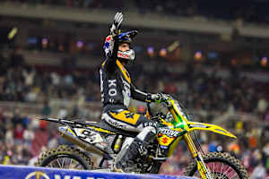 Ken Roczen feiert seinen Sieg in St. Louis