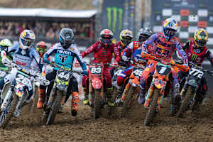 Simon Längenfelder (#1) zog in beiden Wertungsläufen den Holeshot