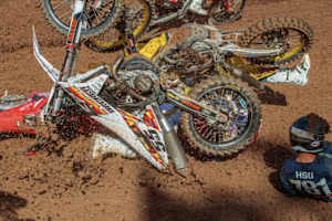 Chaos nach dem Crash im MXGP-Qualifikationsrennen