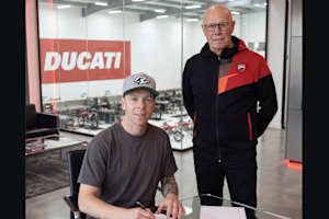 Romain Febvre und Ducati Corse Teamchef Louis Vosters