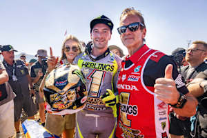 Jeffrey Herlings feiert mit Teamchef Gariboldi seinen 6. WM-Titel